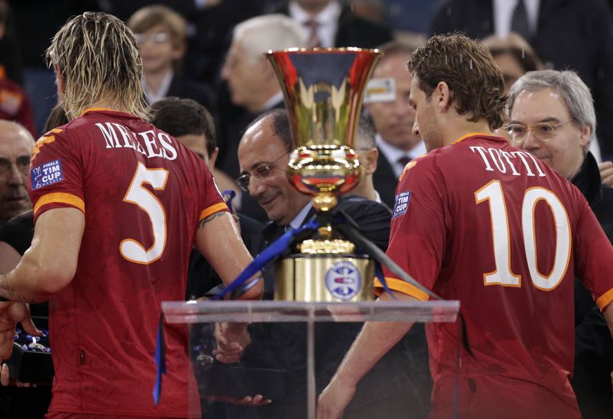 5 maggio 2010: Mexes e Totti alla cerimonia di premiazione della Coppa Italia: questa volta la Roma, sconfitta in finale dall&#39;Inter 1-0, si deve accontentare del secondo posto (Ap)